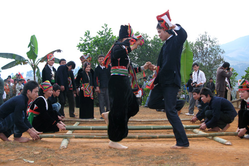 クォ・ムー(Kho Mu)族の「雨乞い祭り」